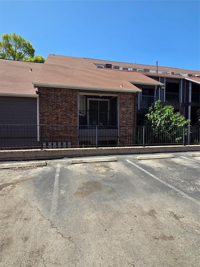 Building Photo - 1840 Burton Dr