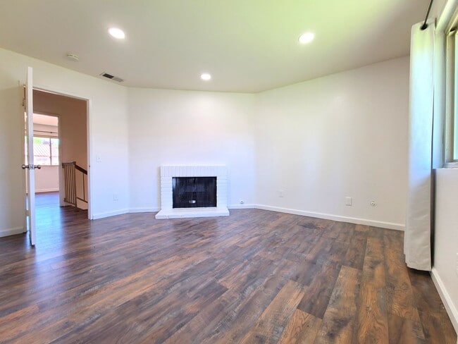 Building Photo - $500 MOVE-IN CREDIT w/Approved 675+ Credit...