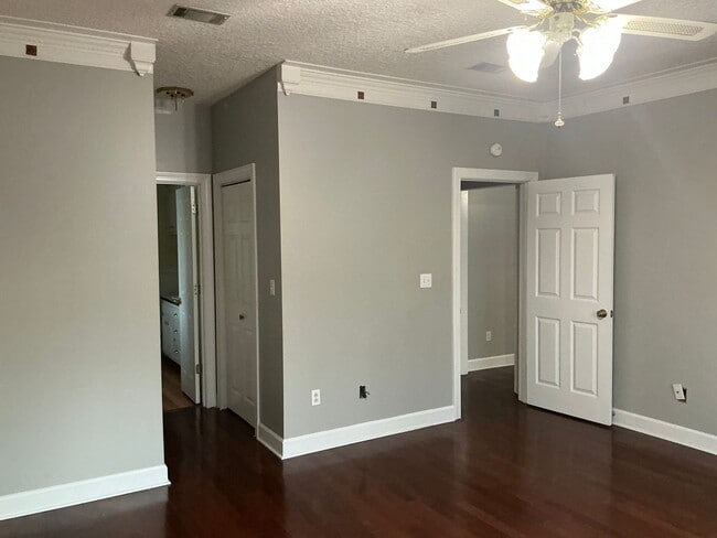 Building Photo - Beautiful Home!