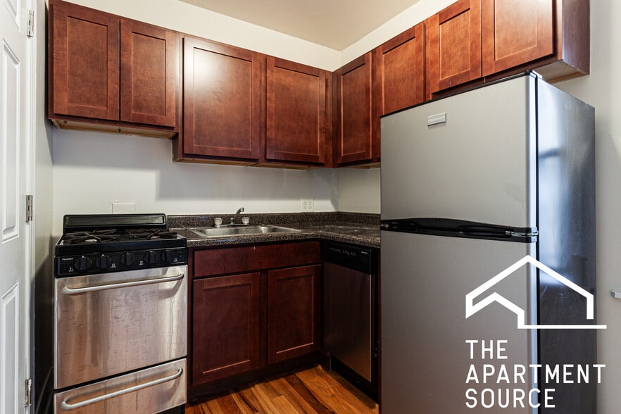 Building Photo - 809 W Cornelia Ave