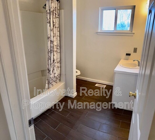 Building Photo - 584 Mount Vernon Cir