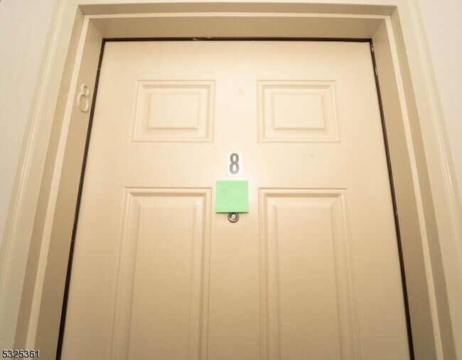 Building Photo - 331 Straight St