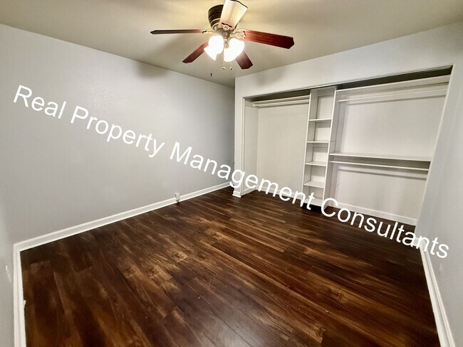 Building Photo - 2 Bed 2 Bath West Plaza Urban Oasis