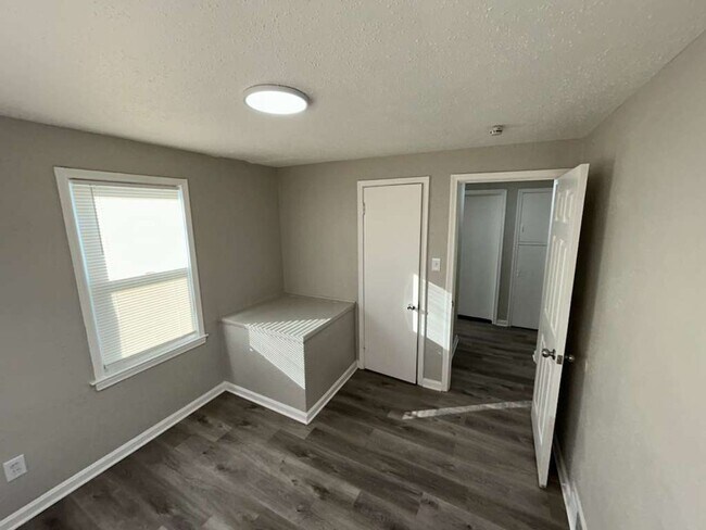 Building Photo - Spacious 3-Bedroom Colonial