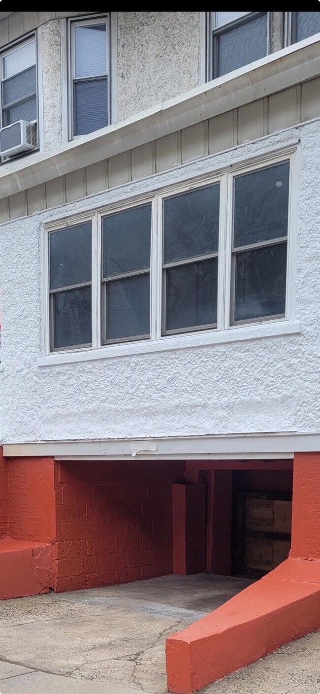 Building Photo - 163 Jewett Ave