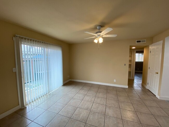 Building Photo - Cozy Update Duplex