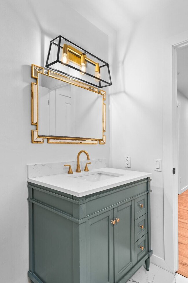 Building Photo - Charming and Renovated 4 Bedroom 2 Bathroo...