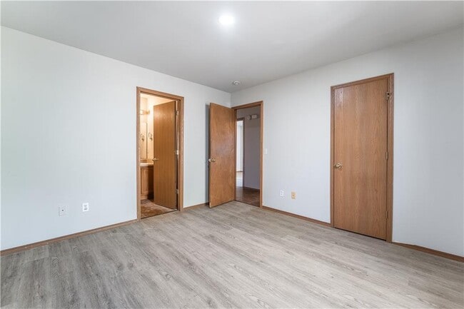 Building Photo - 322 E Southern Trace Dr