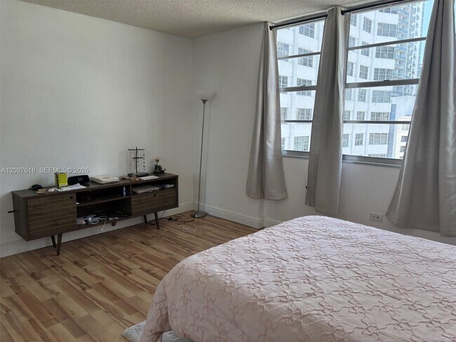 Building Photo - 801 Brickell Bay Dr