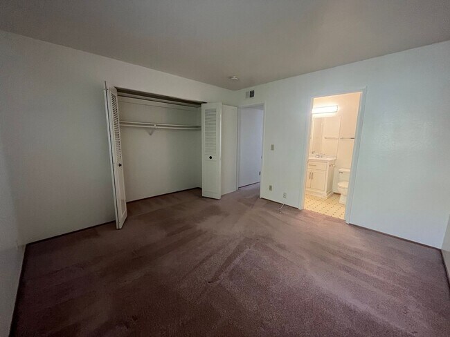 Building Photo - Spacious 4bed 2bath home available now!