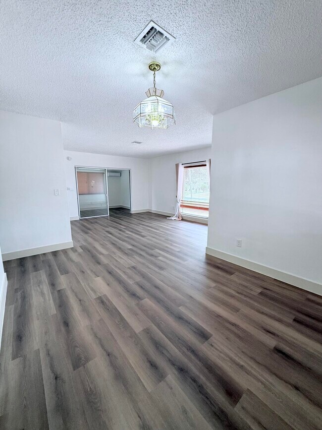 Building Photo - 957 W 67th St