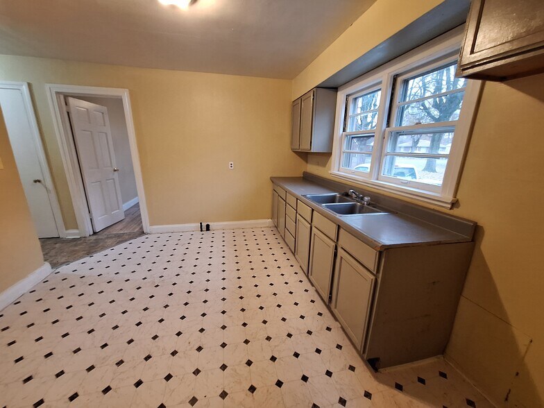 Kitchen - 4848 Brenda Dr