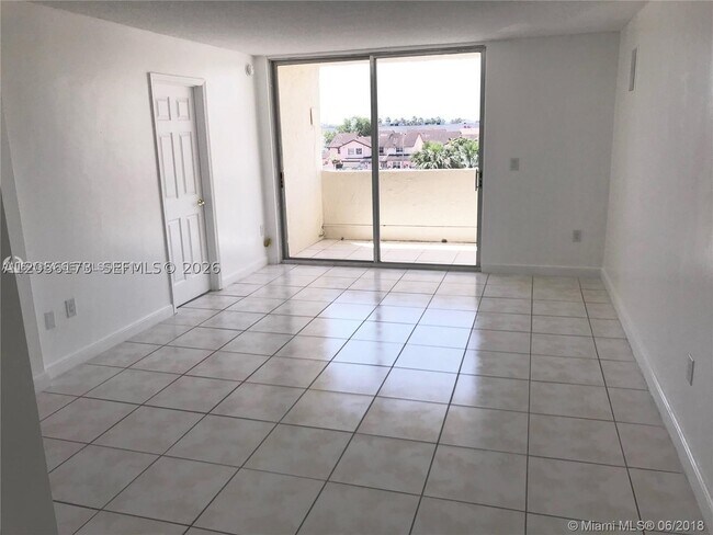 Building Photo - 10000 NW 80th Ct
