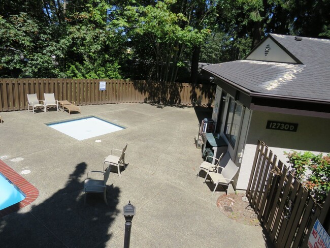 Building Photo - Totem Lake Cute 1bed/1bath ground floor Co...