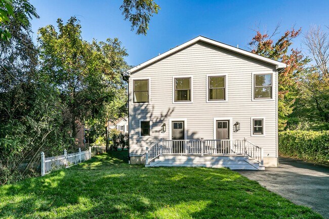 Building Photo - 516 River Rd