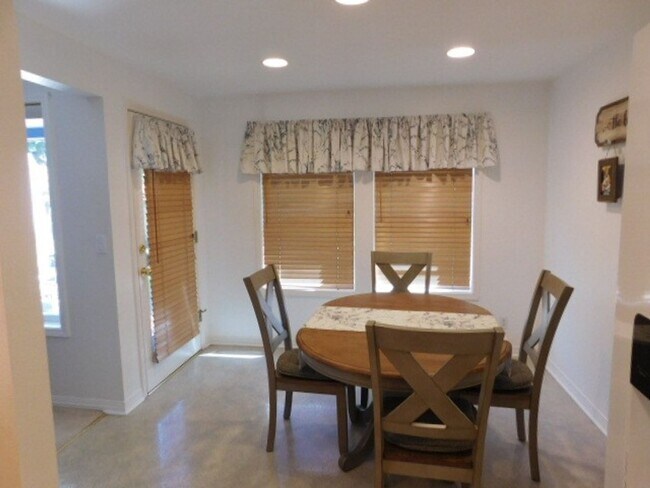 Building Photo - 3Bd/2Ba Single Story House- For viewing!