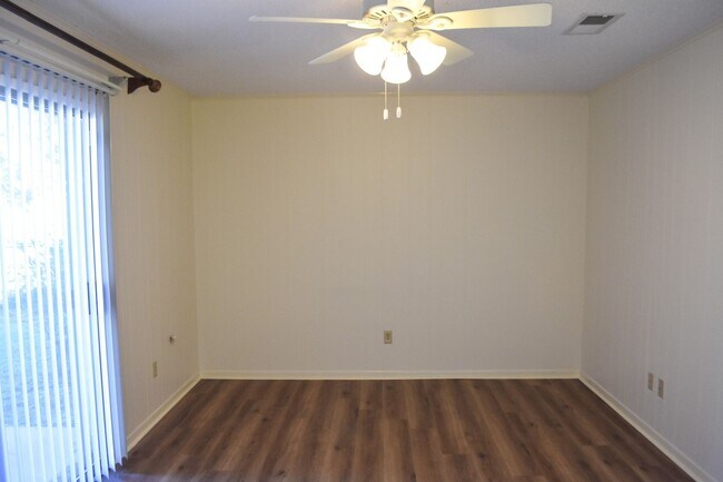 Building Photo - Three Bedroom Two Bath outside Eglin Gates
