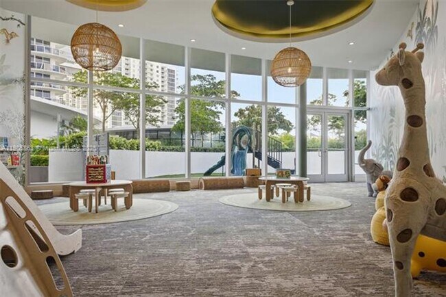 Building Photo - 700 NE 24th St