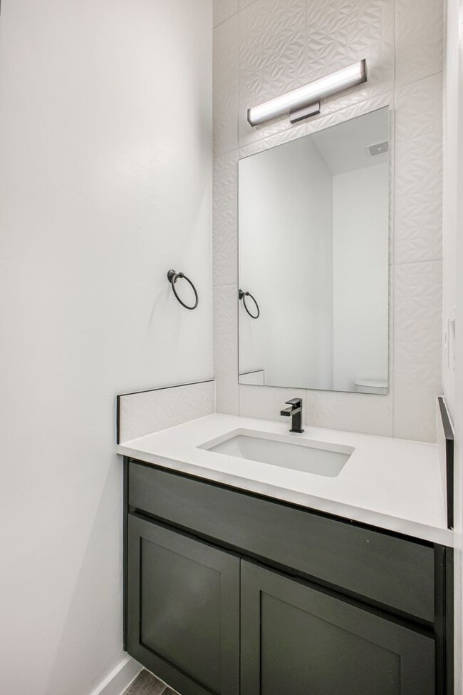 Building Photo - Beautiful East side House 4 bed-2.5 baths, part of The Overlook Casa Club that includes Swimming ...