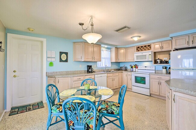 Building Photo - 896 S Venice Blvd