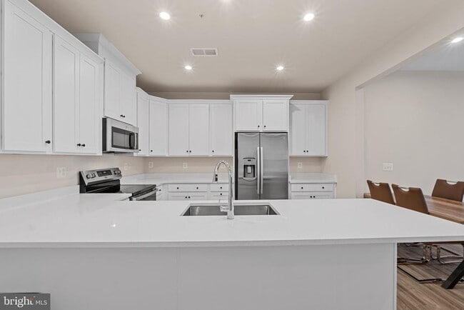 Building Photo - 819 Ambrose Ln