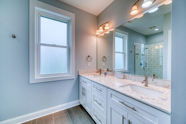 Building Photo - PET FRIENDLY FURNISHED OFF-SEASON RENTAL A...