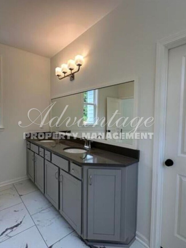 Building Photo - Gorgeous Updated Home For Rent in U of M a...