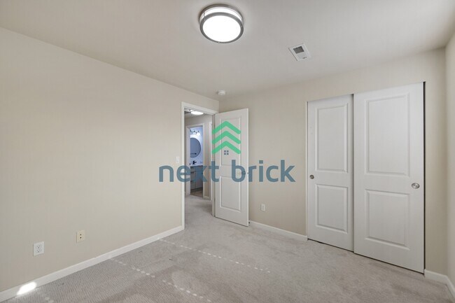 Building Photo - "Spacious 4-Bed Townhouse Retreat: 3.5 Baths & 2400 sq ft of Comfort in Auburn, WA!"