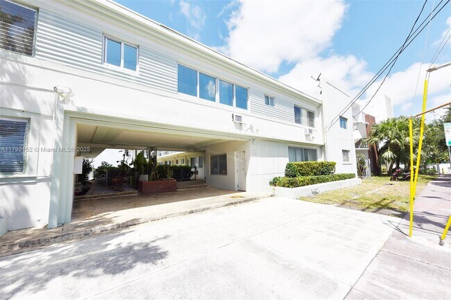 Primary Photo - 2250 Bay Dr