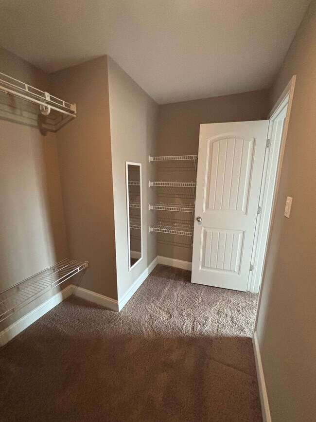 Building Photo - Mtn Views & Adaptable living in Seymour!