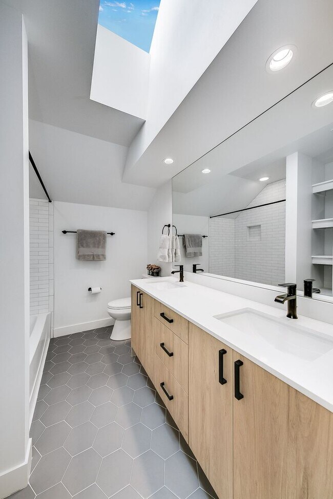 Building Photo - Gorgeous 4 Bed/3.5 Bath with Beautiful Fin...