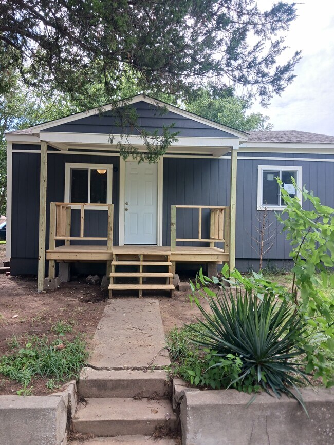 Building Photo - 819 S Elm Ave