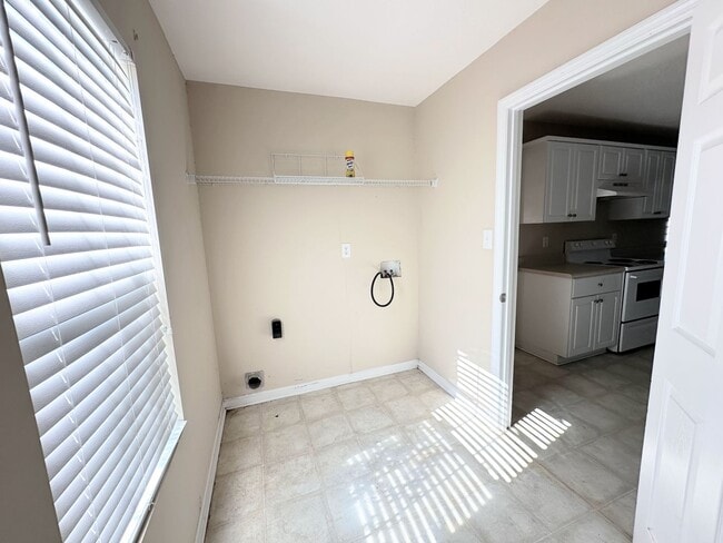 Building Photo - 4303 Pineview Ln