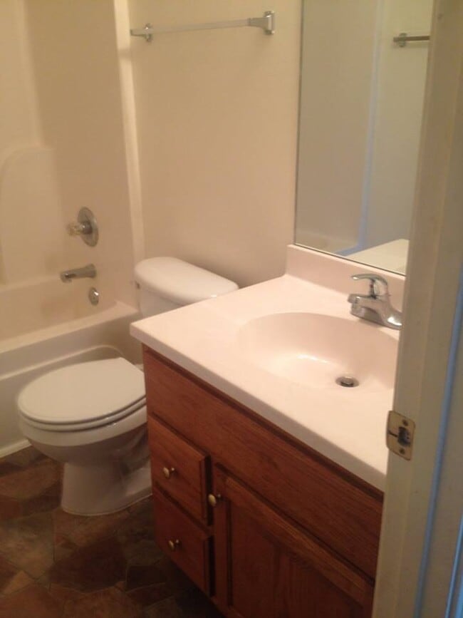full bathroom - 805 Mark St