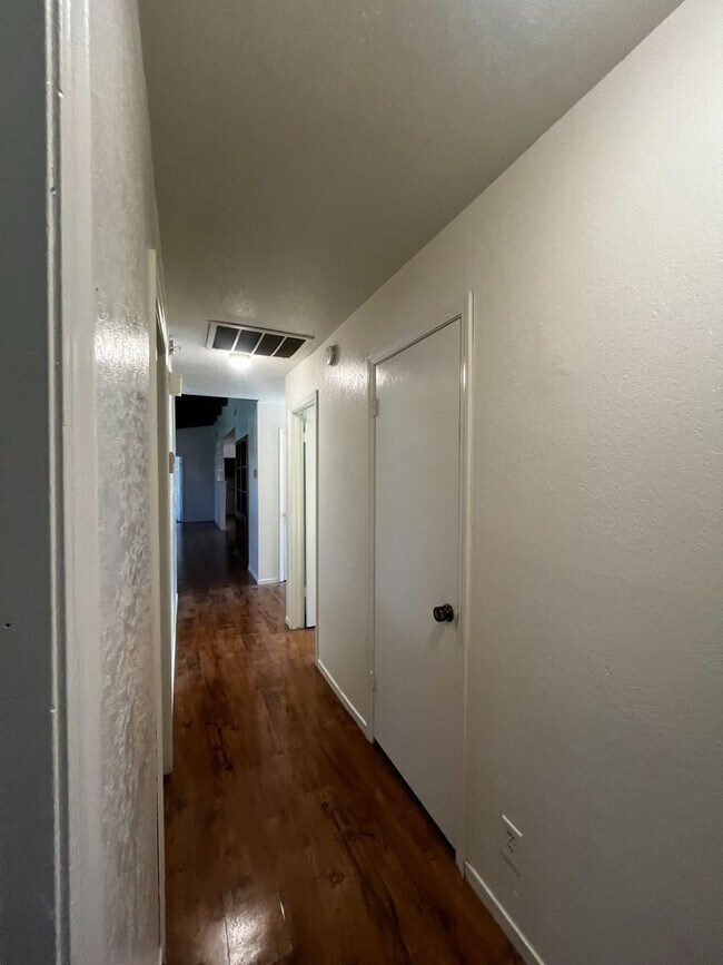 Building Photo - 3142 E Race Ave