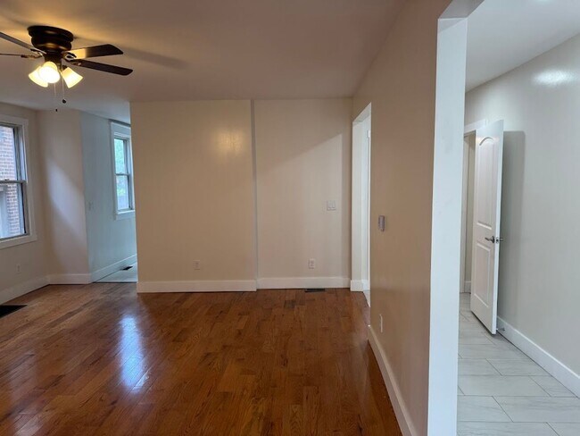 Building Photo - Great 1st Floor Duplex in Squirrel Hill! Available NOW!