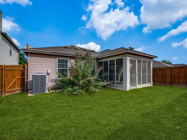 Building Photo - 10116 Villa Del Lago