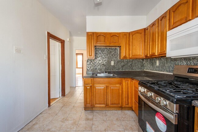 Building Photo - 46 Spruce St