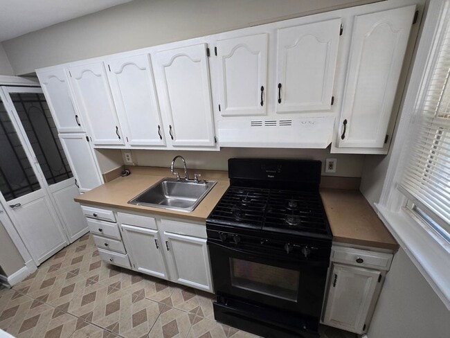 Building Photo - Beautiful 3 Bedroom 1 Bathroom East Baltim...