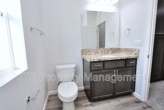 Building Photo - 5 Oak Manor Way