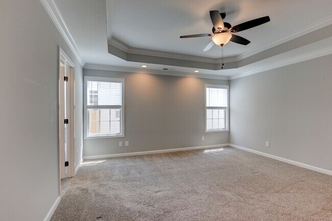 Building Photo - Sharp 4 bedroom HUGE house off exit 1 of I 24