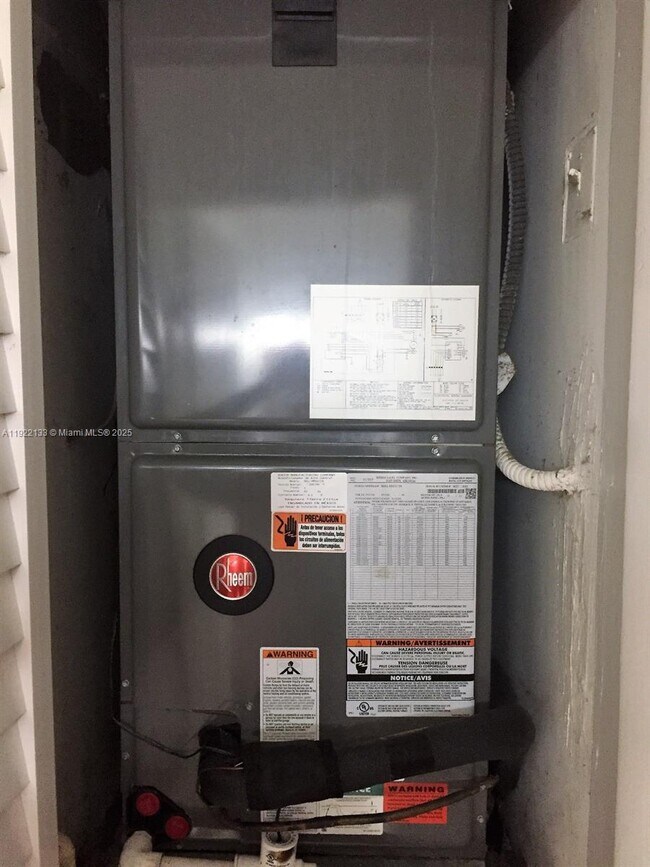 Building Photo - 6061 Shaker Wood Cir