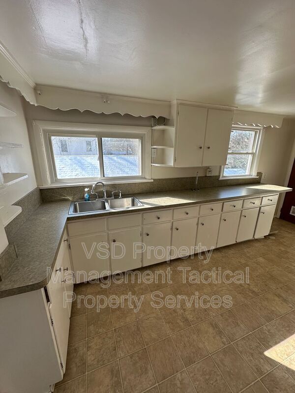 Building Photo - 1780 S Green Rd