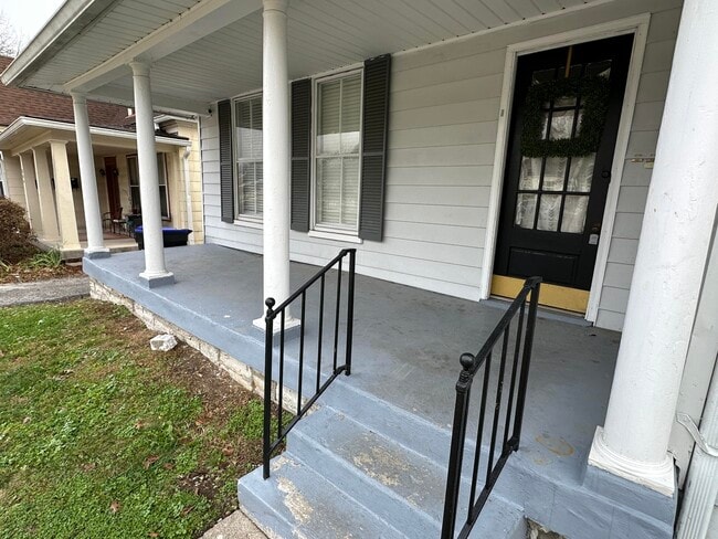 Building Photo - 313 Capital Ave