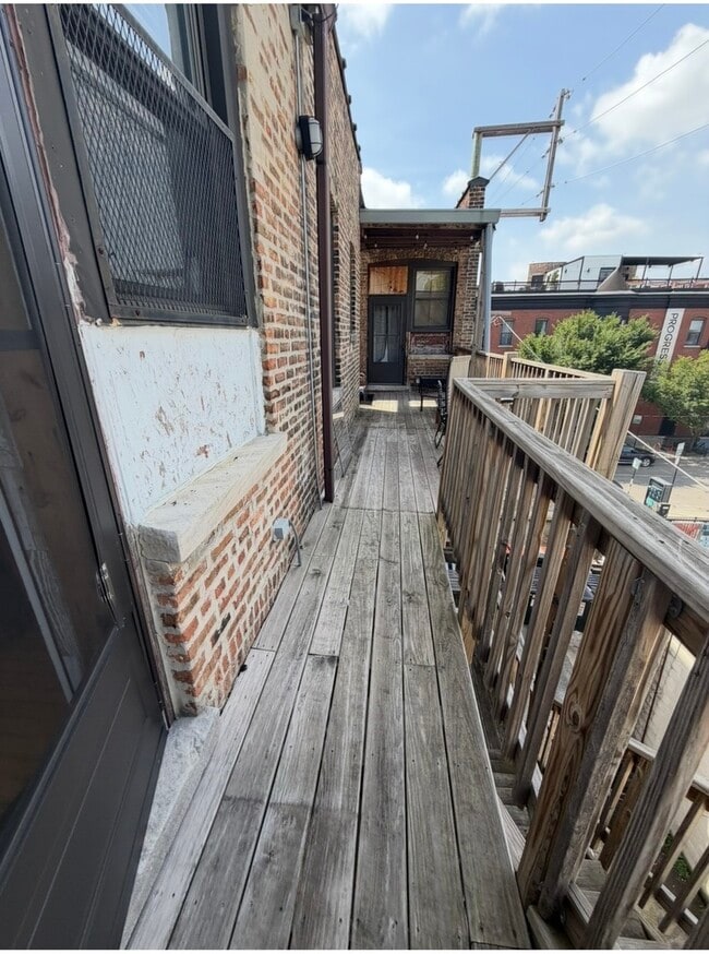 Building Photo - 732 W Roscoe St
