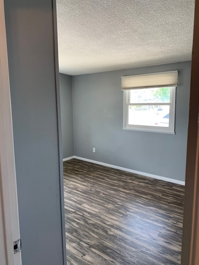 Building Photo - Beautifully Remodeled 3 Bedroom 2 Bath Hom...