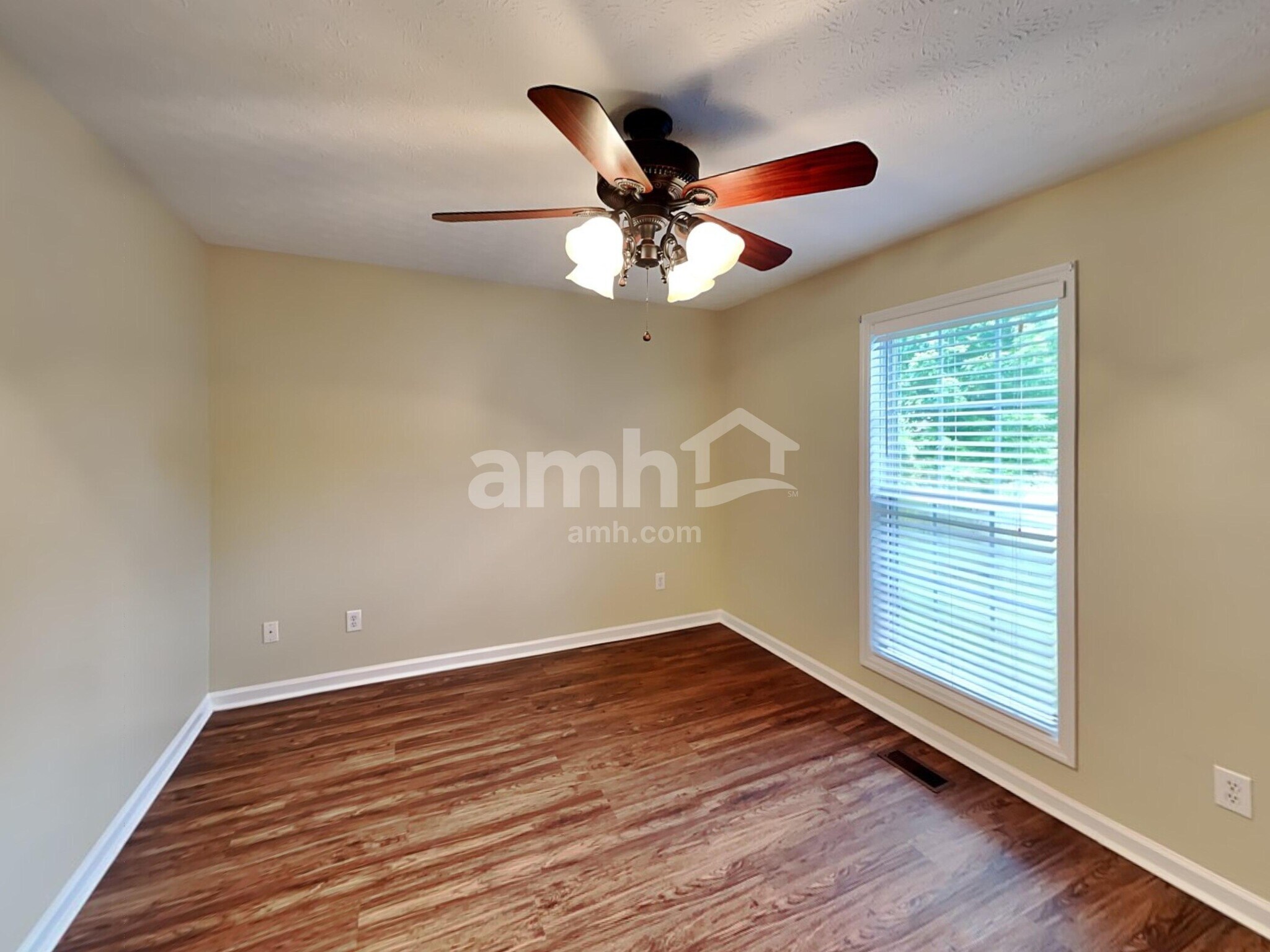 Building Photo - 1084 Pinehurst Dr