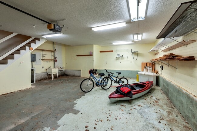 Building Photo - 104 Balboa Ct