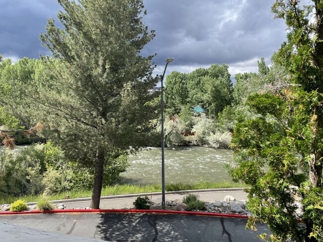 Building Photo - 2 Bedroom View Condo of Truckee River!