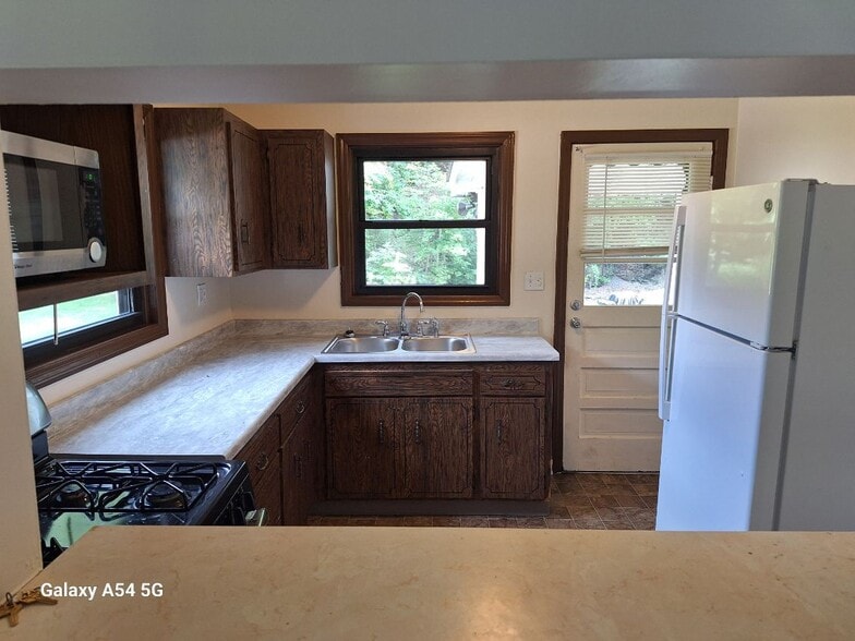 Kitchen - 4624 Verona Rd